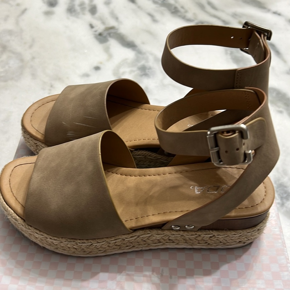 Soda Sandals - Picture 3 of 7